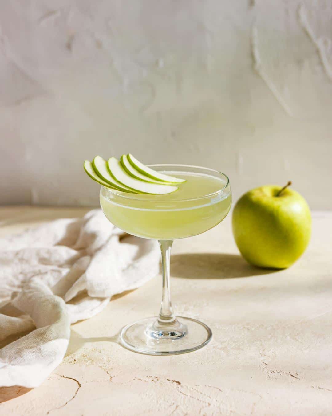 sour apple martini recipe with vodka and granny smith apple slices